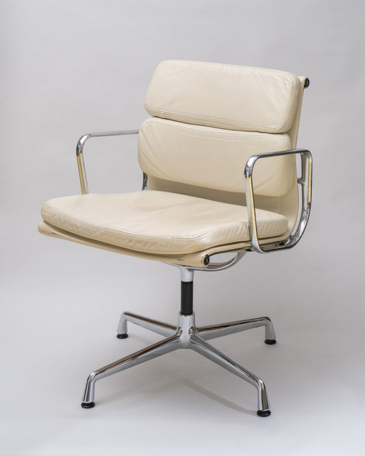 Eames Softbed Management Chair