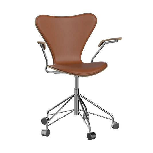 Series 7™ - 3217, Front Upholstered by Fritz Hansen