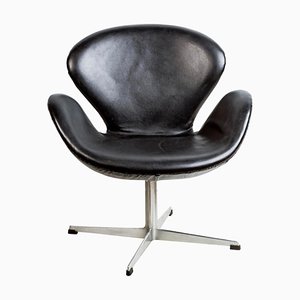 3320 Swan Chair in Black Leather by Arne Jacobsen for Fritz Hansen-JAG-1056956