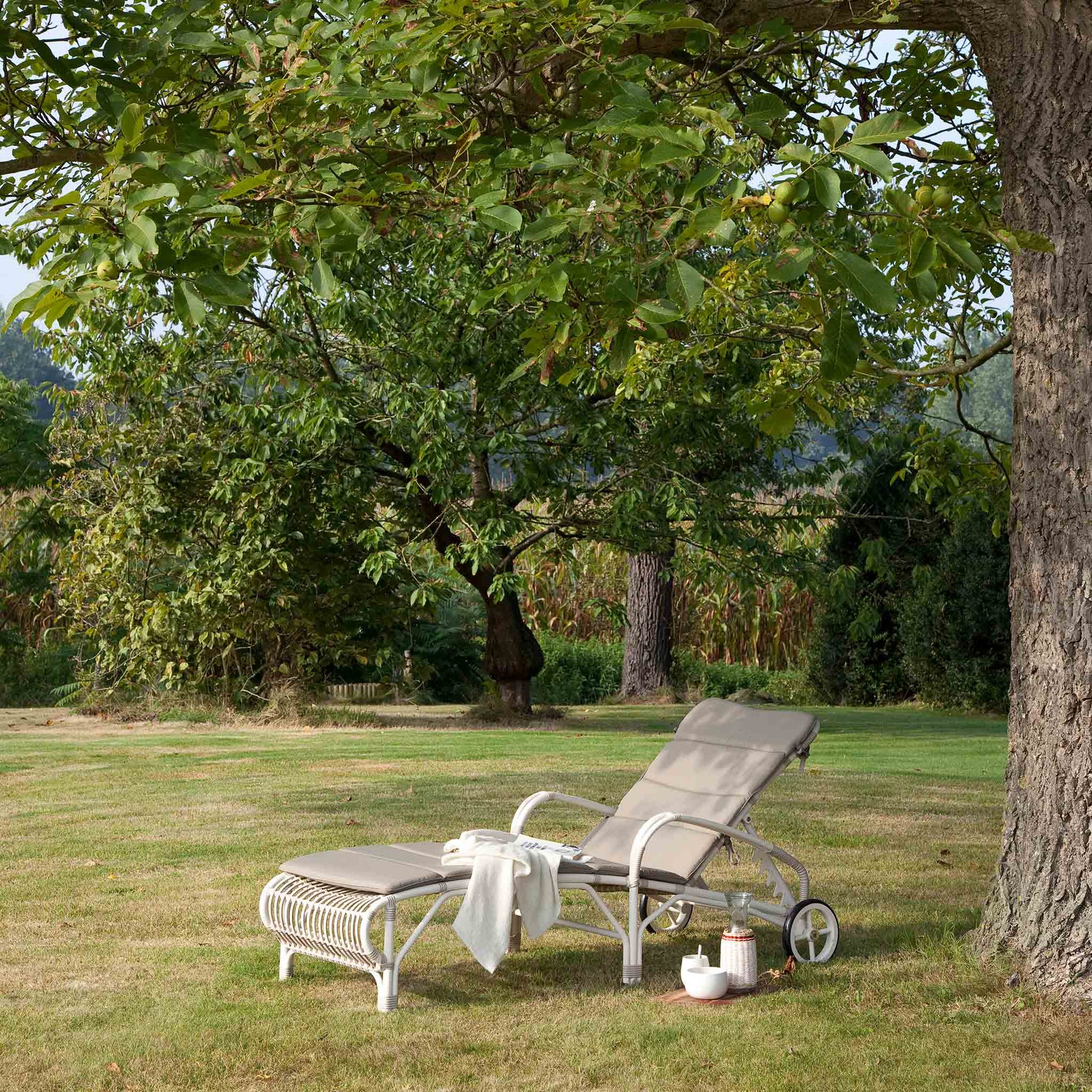 Wicker SunLounger With Armrests Lucy by Vincent Sheppard