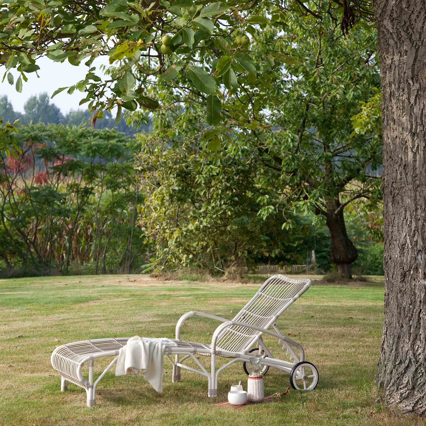 Wicker SunLounger With Armrests Lucy by Vincent Sheppard