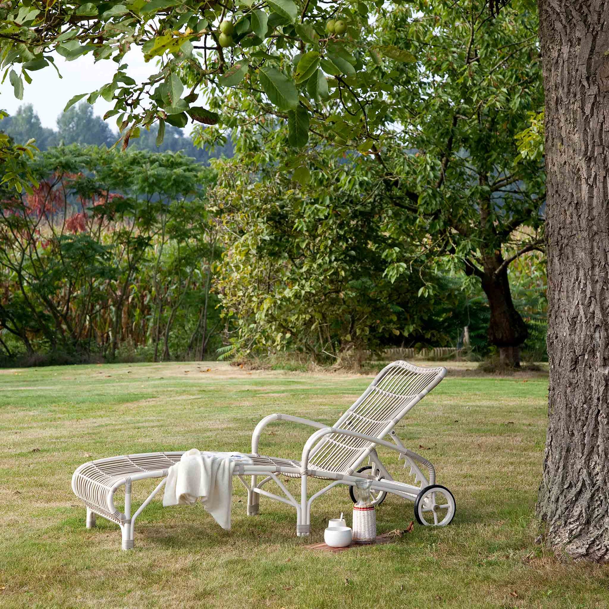 Wicker SunLounger With Armrests Lucy by Vincent Sheppard