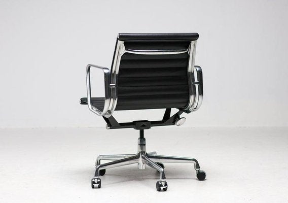 Black Leather EA117 Executive Desk Chair by Charles & Ray Eames for Herman Miller, 2007-WN-1756178