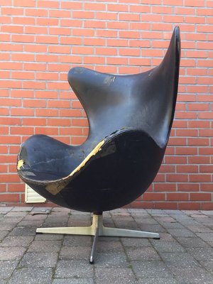 Black Leather Egg Chair by Arne Jacobsen for Fritz Hansen, 1960s-XQY-627166