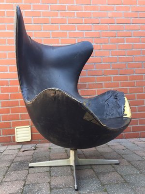 Black Leather Egg Chair by Arne Jacobsen for Fritz Hansen, 1960s-XQY-627166