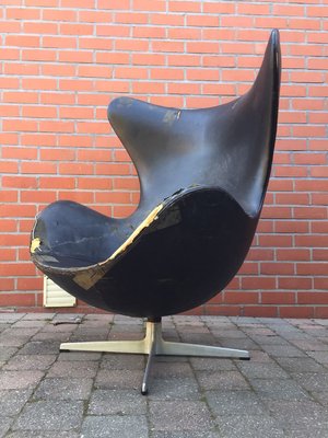 Black Leather Egg Chair by Arne Jacobsen for Fritz Hansen, 1960s-XQY-627166