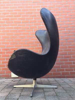 Black Leather Egg Chair by Arne Jacobsen for Fritz Hansen, 1960s-XQY-627166