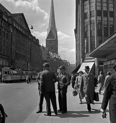 Business People, Talking Mönckebergstraße Hamburg Germany 1938 Printed 2021-DYV-992043