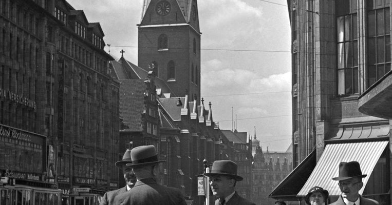 Business People, Talking Mönckebergstraße Hamburg Germany 1938 Printed 2021-DYV-992043