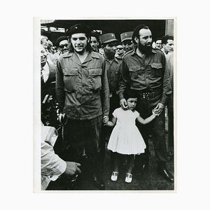 Che Guevara with his Daughter, 1959-DYV-701131