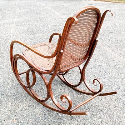 Curved Wooden Rocking Chair-RAQ-1747933