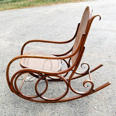 Curved Wooden Rocking Chair-RAQ-1747933