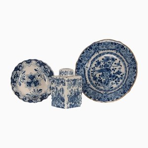 Dutch Blue and White Delftware Tea Caddy and Cabinet Plates, 1940s, Set of 3-GOE-1342260