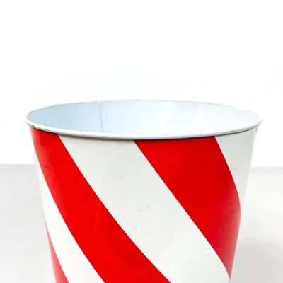 English Modern Round Wastepaper Basket in Red and White Metal, 1990s-GDD-1757587