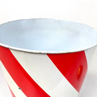 English Modern Round Wastepaper Basket in Red and White Metal, 1990s-GDD-1757587