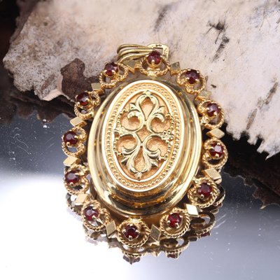 French 18 Karat Yellow Gold Medallion with Garnet, 1960s-OLU-1784787