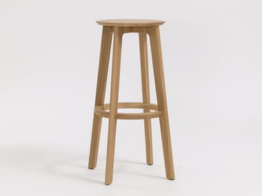 1.3 BAR - Solid wood barstool with footrest by Zeitraum