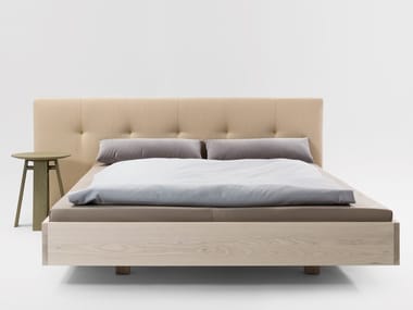 SIMPLE BUTTON - Solid wood double bed with upholstered headboard by Zeitraum