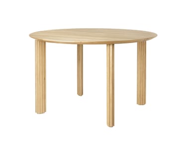 COMFORT CIRCLE - Round oak dining table by Umage