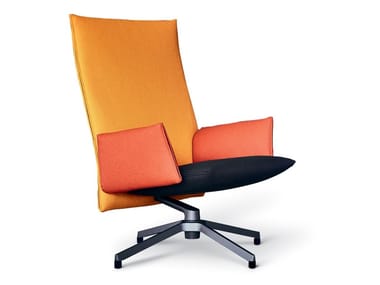 PILOT - Swivel armchair with 4-spoke base with armrests by Knoll