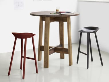 BASIS - Round solid wood high table by e15