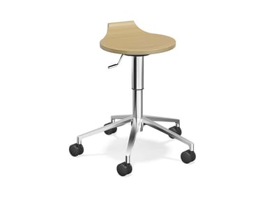 RAVELLE V - Wooden stool with castors by Casala