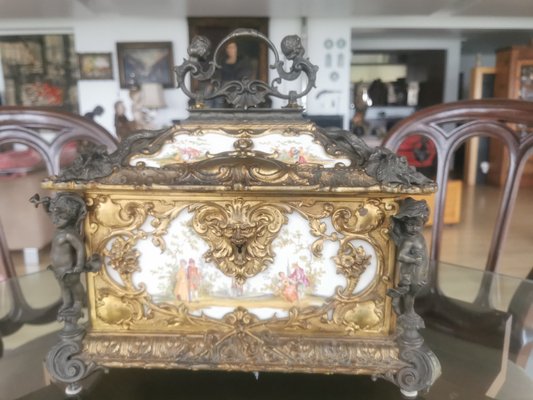 Hand-Painted Limoges Ceramic Treasure Box-GEL-1797295