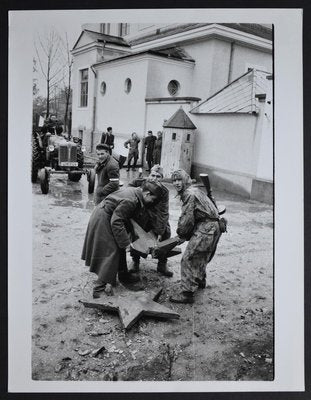 Hungary Uprising in Front Rebels with a Broken Red Star, 1956-DYV-701270