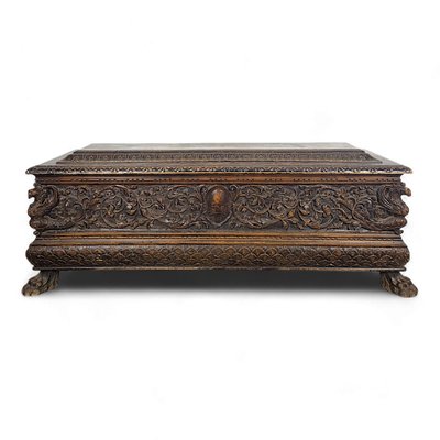 Italian Chest with Carved Claw Feet, 17th Century-HLV-2033106