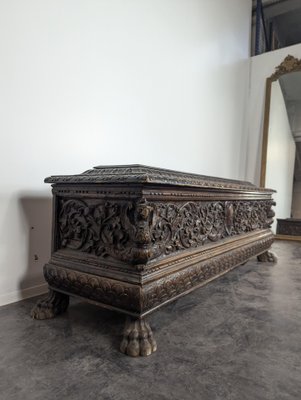 Italian Chest with Carved Claw Feet, 17th Century-HLV-2033106