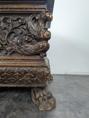 Italian Chest with Carved Claw Feet, 17th Century-HLV-2033106