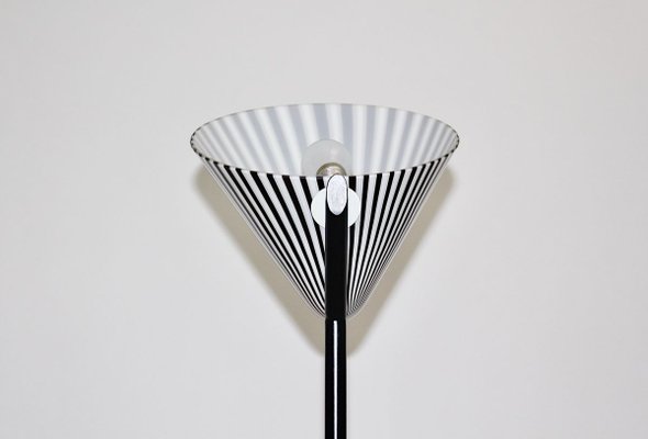 Italian Modern Black and White Glass Floor Lamp with Tube Steel Stem, 1980s-NB-764690