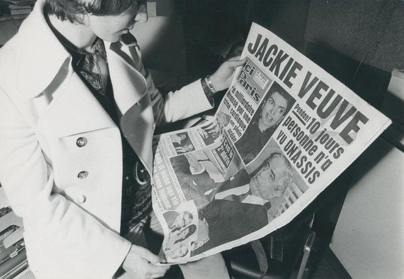 Jackie Kennedy with Newspaper in France, 1970s, Black & White Photograph-DYV-1304451