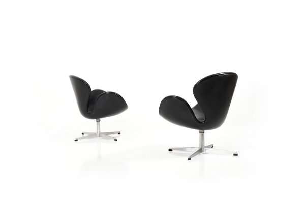 Mid-Century Swan Chairs by Arne Jacobsen for Fritz Hansen, Set of 2-RA-535701