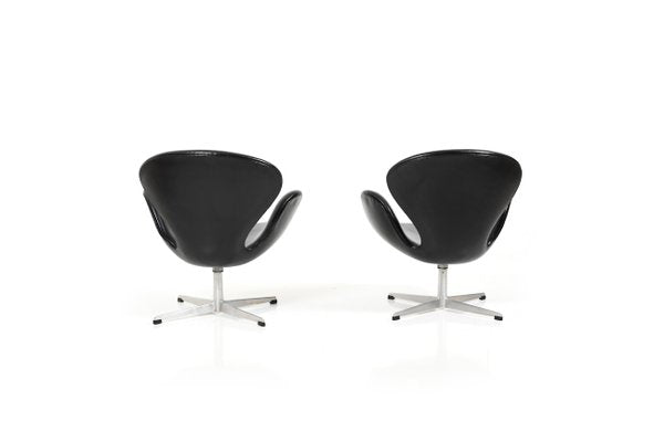 Mid-Century Swan Chairs by Arne Jacobsen for Fritz Hansen, Set of 2-RA-535701