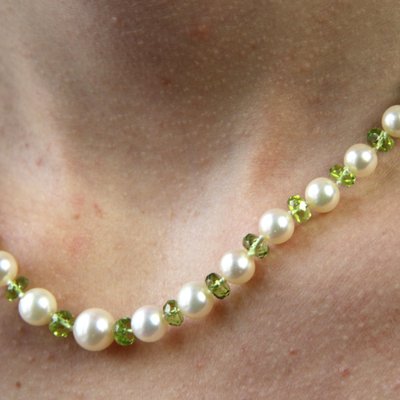 Modern Cultured Pearls Peridots 18 Karat Yellow Gold Clasp Necklace-OLU-1778273