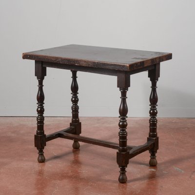 Neoclassical Style Coffee Table with Turned Feet-RAQ-2032803