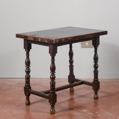 Neoclassical Style Coffee Table with Turned Feet-RAQ-2032803