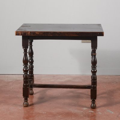 Neoclassical Style Coffee Table with Turned Feet-RAQ-2032803