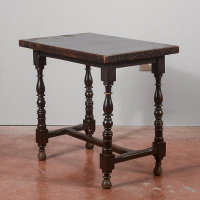 Neoclassical Style Coffee Table with Turned Feet-RAQ-2032803