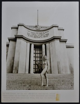 Paris Nude in Front of Musée de l´Homme, 1970s-DYV-701160