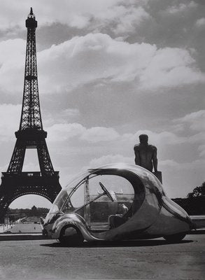 Robert Doisneau, Arzens' Electric Egg in Front of the Eiffel Tower, 1980, Silver Gelatin Print-RJQ-1449774