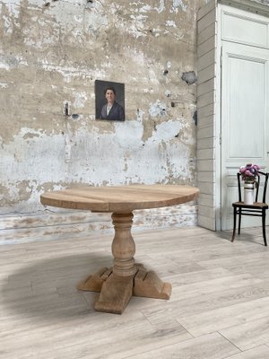 Round Table in Oak-UX-1735582