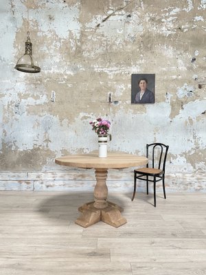 Round Table in Oak-UX-1735582