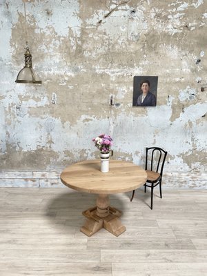 Round Table in Oak-UX-1735582