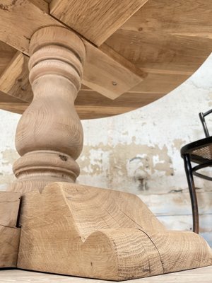 Round Table in Oak-UX-1735582