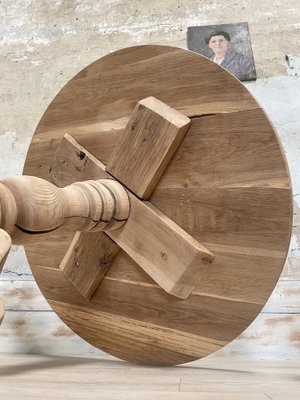 Round Table in Oak-UX-1735582