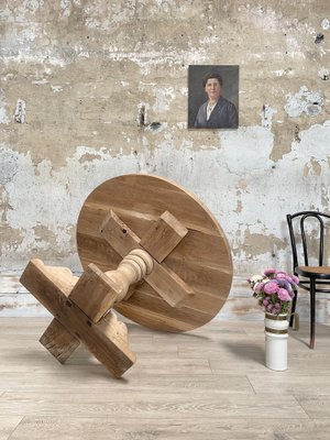 Round Table in Oak-UX-1735582