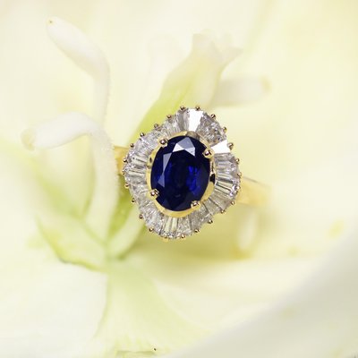 Sapphire Trapeze Cut Diamonds 18 Karat Yellow Gold Ring, 1980s-OLU-2042372