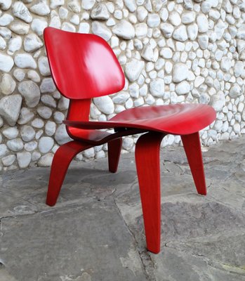 Stained Red LCW Lounge Chair by Charles & Ray Eames for Herman Miller / Evans Products Company, 1948-ZM-1074254